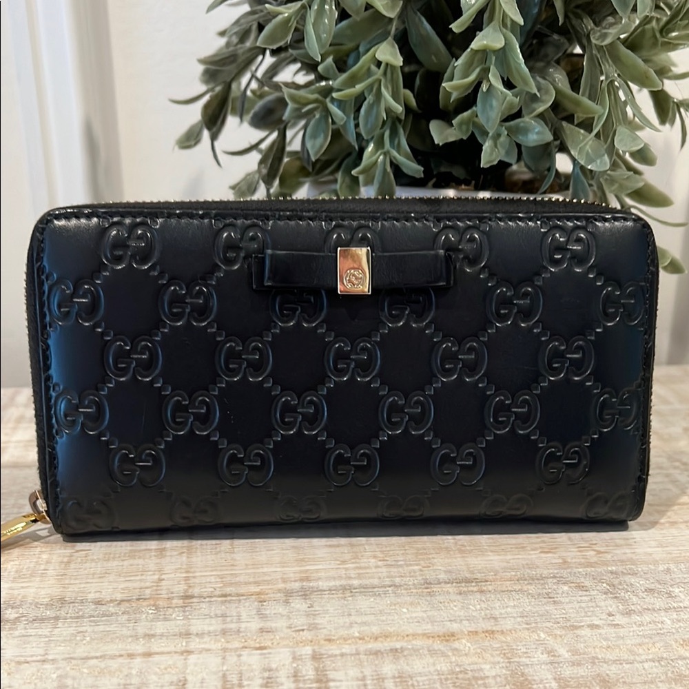 Gucci Black Embossed GG Leather Zip Wallet with Gold Tone Accent